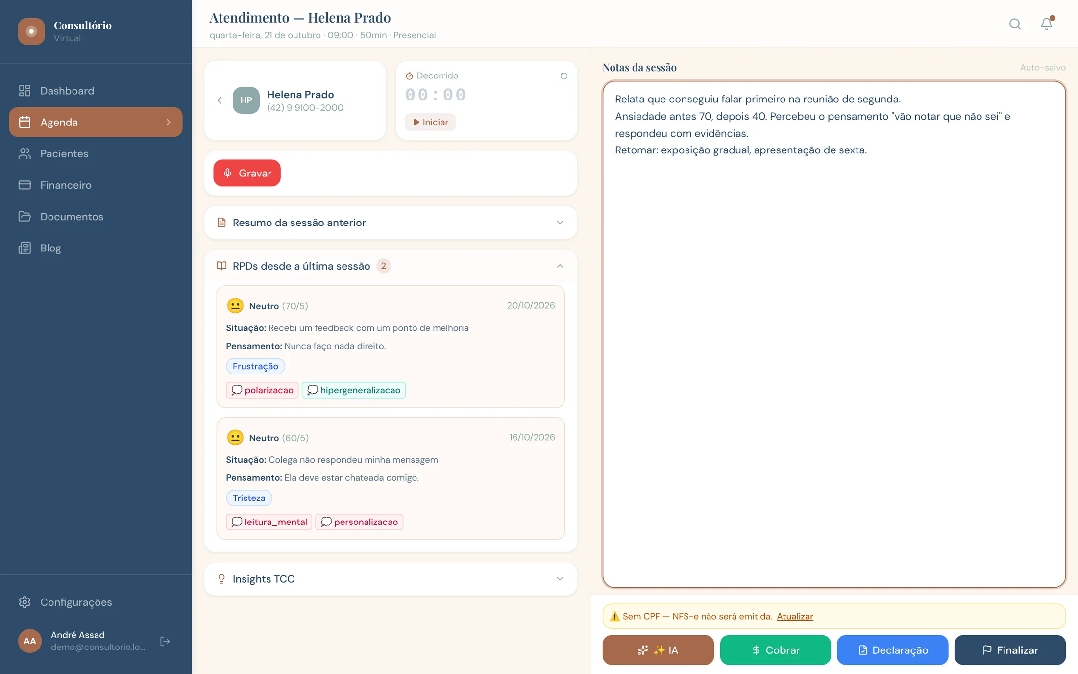 Tela de atendimento com notas e registros do paciente